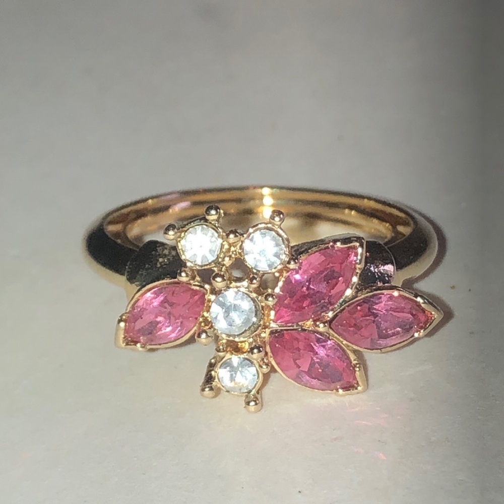 Avon Vintage Gold Tone Pink Crystal Floral Ring